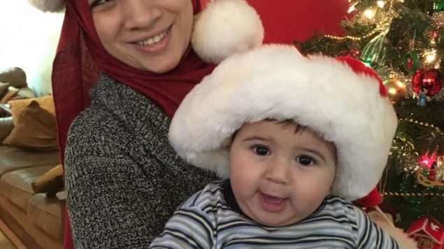 مروا شرقيّة وطفلها عدنان أمام شجرة الميلاد/Sandy McLean