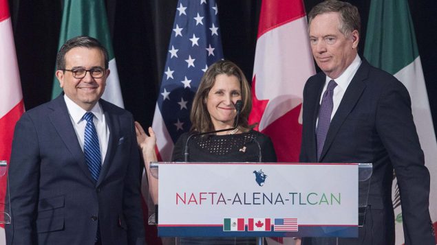من اليمين: الممثّل التجاري الأميركي روبرت لايتهايزر ووزيرة الخارجيّة الكنديّة كريستيا فريلاند ووزير اقتصاد المكسيك إلديفونسو غواداهاردو فيلاريا في 29-01-2018/Graham Hughes / CP