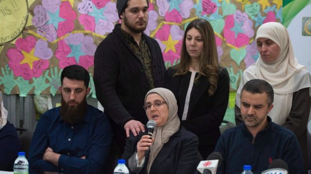 صافية حمّودي (في الوسط) فقدت زوجها خالد بلقاسمي في الاعتداء المسلّح على مسجد كيبيك الكبير/Jacques Boissinot/CP