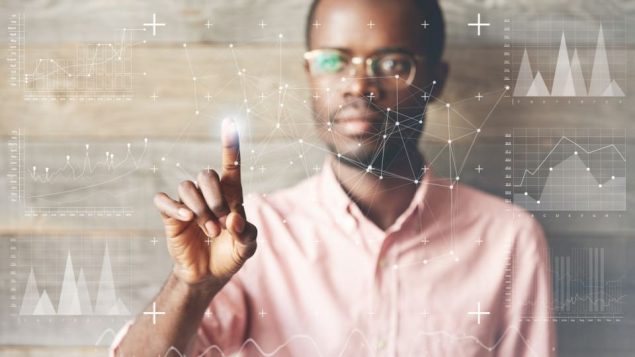 شخص يعمل على تقنيّة ذكيّة/iStock/avemario