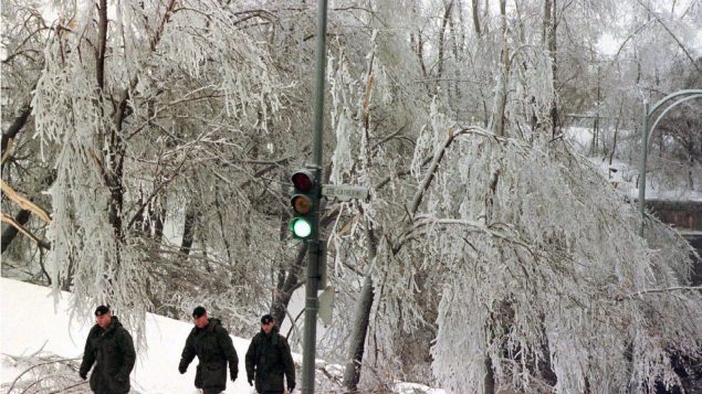 القوّات الكنديّة انتشرت لمساعدة كيبيك خلال العاصفة الجليديّة التي اجتاحت المقاطعة عام 1998//Robert Galbraith/CP