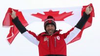 الرياضي المكفوف براين ماكيقير حاملا علم بلاده في افتتاح دورة الألعاب الشتوية البارالمبية/هيئة الإذاعة الكندية