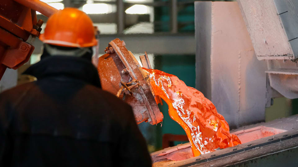 عامل في مصنع ألمنيوم في 20 شباط فبراير 2018/Reuters/Shamil Zhumatov