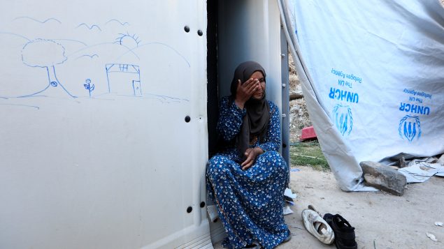 لاجئة من دير الزور في مخيّم سودا في اليونان/REUTERS/Zohra Bensemra