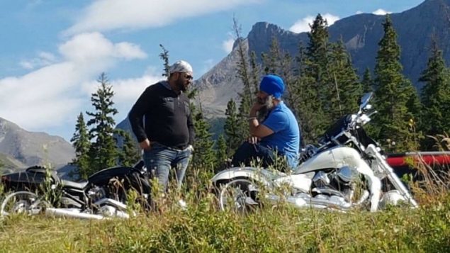 شخصان على الدرّاجات الناريّة/Facebook/Sikh Motorcycle Club Edmonton