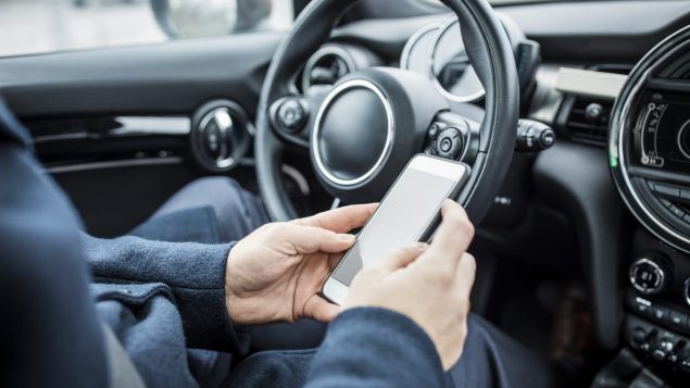 سائق في بريتيش كولومبيا يستخدم هاتفه أثناء القيادة ويتم توقيفه مرتين للسبب نفسه حقوق الصورة: iStock