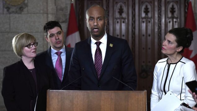 وزير الهجرة الكندي أحمد حسين في الوسط مع عدد من وزراء الحكومة الفدرالية/الصحافة الكندية 