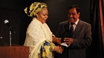 الدكتور عز الدين أبو العيش يسلّم Leymah Gbowee الحائزة على نوبل للسلام جائزتها في فاعلية للمؤسسة الخيرية التي يرأسها Daughters For Life/راديو كندا الدولي