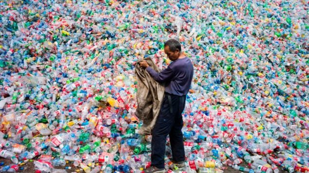 نفايات من البلاستيك والزجاج/Fred Dufour/AFP/Getty Images)