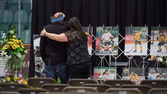 صور لاعبي فريق برونكوس في حلبة الغار بيترسون قبيل مراسم التكريم لضحايا الحادثة المأساويّة/Jonathan Hayward/CP
