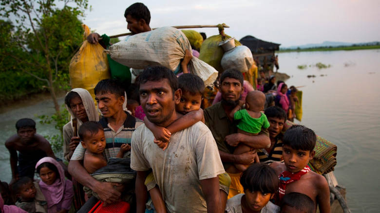 لاجئون من الروهينجا يعبرون الحدود من ميانمار نحو بنغلادش/Bernat Armangue/Associated Press