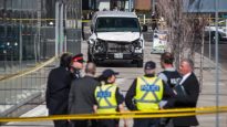 عناصر الشرطة أمام الشاحنة التي دهست أمس المارة في تورنتو حقوق الصورة: الصحافة الكندية/Aaron Vincent Elkaim