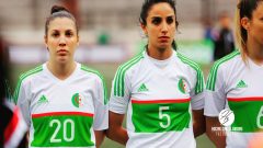 ىسيا سيدهوم (في الوسط) خلال مباراة بين فريقي الجزائر والسينيغال لكرة القدم النسويّة/Hocine Zine El Abidine/Hocine Zine El Abidine