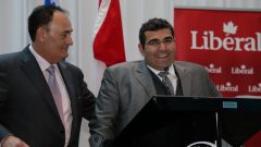 المغامر اللبناني وسفير التغيّر المناخي مايكل حدّاد (إلى اليمين) والنائب الليبرالي الفدرالي فيصل الخوري في حفل الجمعيّة الليبراليّة الفدراليّة في لافال ليزيل شمال مونتريال/استديو حلّوم