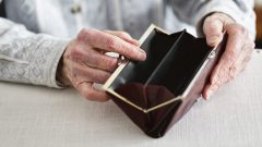 المسنون يرزحون أكثر فأكثر تحت الديون هم يعيشون أطول مع جيون أكثر/أيستوك