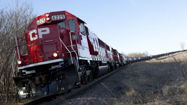 قطار لشركة كنديان باسيفيك يسير على خط سكة حديدية بين المدن الكندية/كنديان باسيفيك