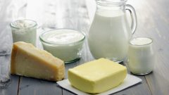 وعاء من الحليب وآخر من اللبن وقطع من الزبدة والجبنة/ iStock