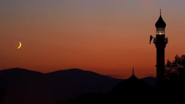 مسجد عند الغروب/ iStock/damircudic