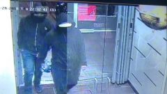 مشبوهان ملثّمان التقطت صورتهما كاميرات المراقبة/Peel Regional Police/Twitter