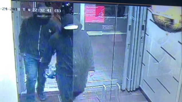 مشبوهان ملثّمان التقطت صورتهما كاميرات المراقبة/Peel Regional Police/Twitter