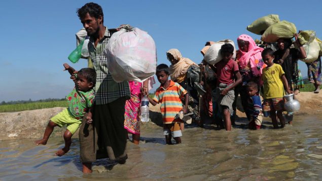 نازحون روهيجا يسيرون نحو الحدود مع بنغلادش/ Reuters/Mohammad Ponir Hossain