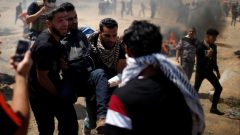 إجلاء جريح فلسطيني أصيب برصاص القوّات الاسرائليّة خلال المظاهرات التي جرت في غزّة في 14-05-2018/(Mohammed Salem/REUTERS