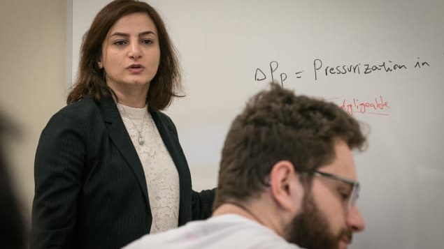 الزوجان يحبان كثيرا العمل والبحث الجامعيان في جامعة شيكوتيمي/راديو كندا