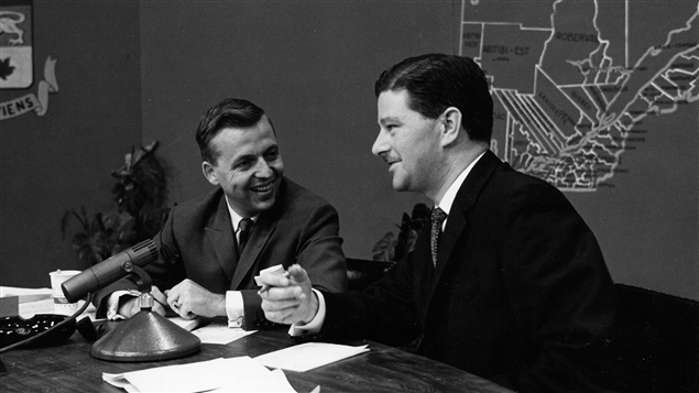 الصحافي ويلفريد لوموان في لقاء مع النائب الليبرالي المنتخب بول جيران لاجوا في عام 1960