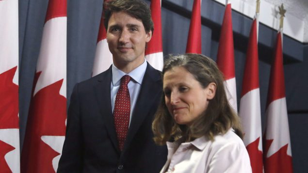 رئيس الحكومة الكندية جوستان ترودو ووزيرة خارجيته كريستيا فريلاند مغادريْن مؤتمرها الصحفي الذي عقداه في أوتاوا في 31 أيار (مايو) 2018 (Patrick Doyle / CP)