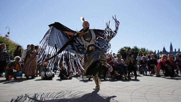 رقصة تقليديّة للسكّان الاصليّين خلال الاحتفال بعيدهم الوطني أمام متحف التاريخ في غاتينو في 21-06-2018//David Kawai/CP