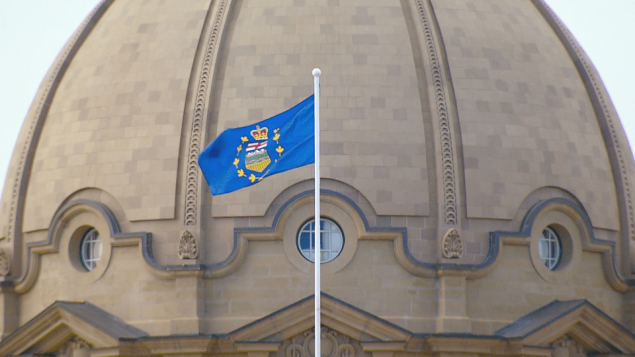 علم البرتا يرفرف فوق قبّة الجمعيّة التشريعيّة/Radio-Canada/Gaetan Lamarre
