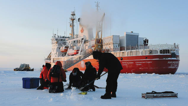 باحثون يقيسون سماكة الجليد وحرارته/Doug Barber/ArcticNet