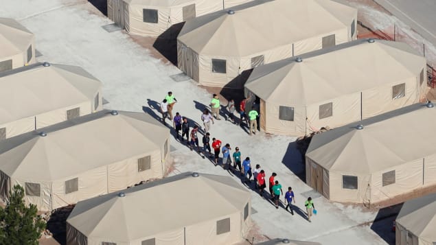 مخيمات اعتقال يتم فيها فصل الأطفال عن أهلهم في الولايات المتحدة/راديو 