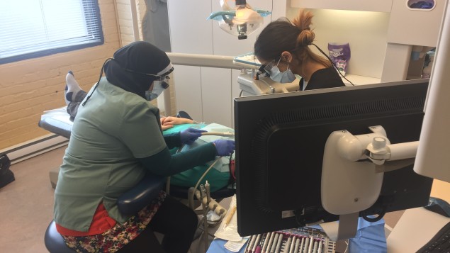 طلاب وطالبات في طب الأسنان يقدمون علاجا مجانيا في عيادة لطب الأسنان في جامعة مكغيل /راديو كندا