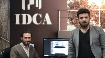 المهندسان جان(واقفا) ومجد جبلي في مكتبهما في شركة IDCA في مونتريال/بعدسة كوليت ضرغام