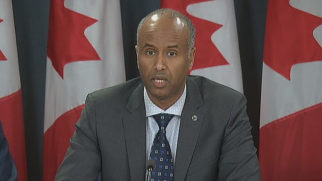يقترح التقرير وضع لجنة الهجرة واللجوء تحت إشراف وزير الهجرة ووزير الهجرة الحالي هو أحمد حسين/راديو كندا 