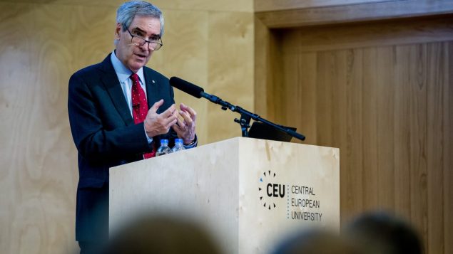 رئيس جامعة أوروبا الوسطى مايكل إيغناتتيف يلقي محاضرة أمام ظلاب الجامعة/CEU