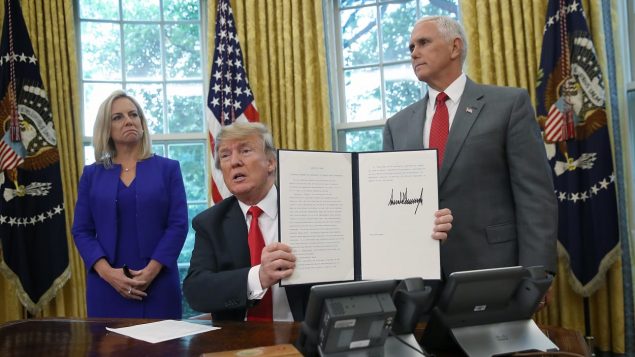 الرئيس الأميركي دونالد ترامب يتراجع عن قرار فصل الأطفال عن أهلهم بعد الحملة التي تسبب بها قراره/كريستيان لاتراي راديو كندا