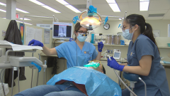 عيادة لطب الأسنان في كلية طب الأسنان في جامعة لافال تؤمن علاجا مجانيا للأسنان بالنسبة للاجئين والمهاجرين المعوزين/راديو كندا