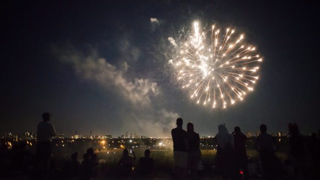 مواطنون يشاهدون الالعاب الناريّة في عيد كندا الوكني في حديقة سنتنيال بارك في تورونتو في 01-07-2018/Christopher Katsarov/CP