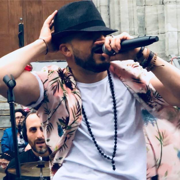 الفنّان الكندي المغربي عبدل قديري يغنّي في إحدى حفلاته/عبدل قديري