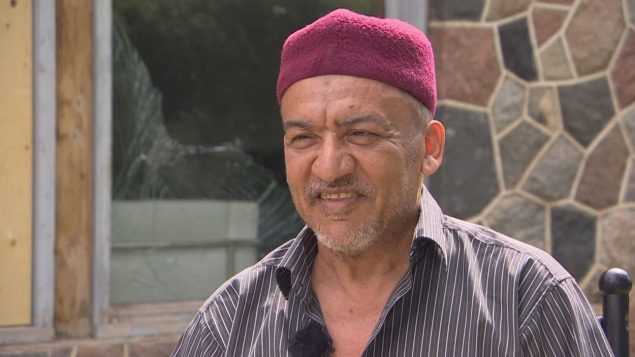 السيد أبو شيخ الذي تعرّض للترهيب والتخويف من قبل سائق شاحنة أمام منزله في مدينة ساسكاتون. حقوق الصورة: هيئة الإذاعة الكندية