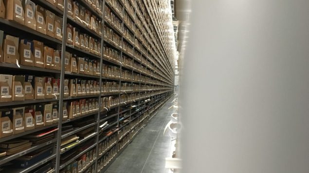 مركز الأرشيف الجديد لجامعة ألبرتا يمتد على مسافة 4000 متر مربع ويحوي على ملايين الوثائق والمخطوطات الفرنكوفونية بالإضافة لوثائق بالإنجليزية/راديو كندا