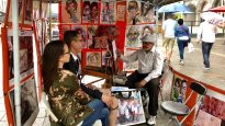 السياح الأميركيون يشكّلون النسبة الأكبر من زبائن رسام الكاريكاتير فضيلو فاضل كما يؤكد بنفسه/بعدسة كوليت ضرغام