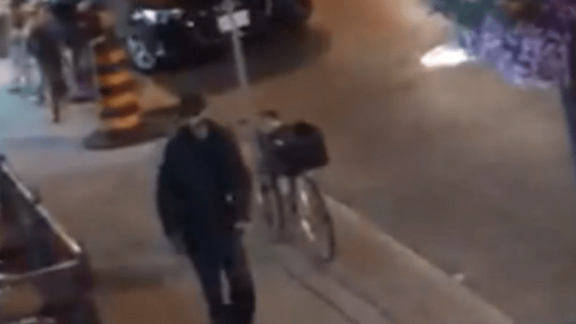فيديو يظهر مطلق النار العشوائي الذي أسفر عن مقتل ثلاثة أشخاص وإصابة اثني عشر شخصا لآخر بجراح في حي دانفورث المكتظ بالمشاة والمتنزهين/أنستغرام/راديو كندا