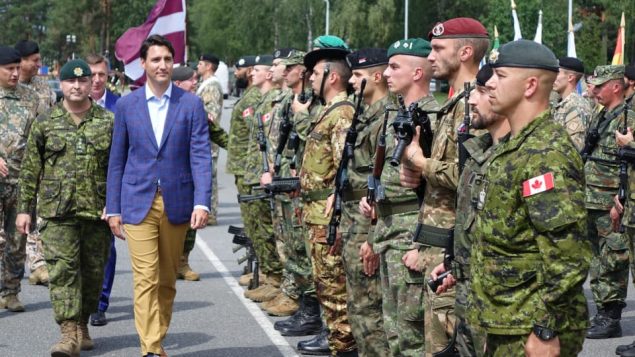 رئيس الحكومة الكنديّة جوستان ترودو يتفقّد الجنود الكنديّين في قاعدة أداجي القريبة من العاصمة ريغا في لاتفيا/Radio-Canada/Louis Blouin