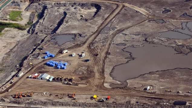 موقع لاستخراج الرمال الزفتيّة في فورت ماكموري في مقاطعة البرتا/exploitation of oil sand/CP