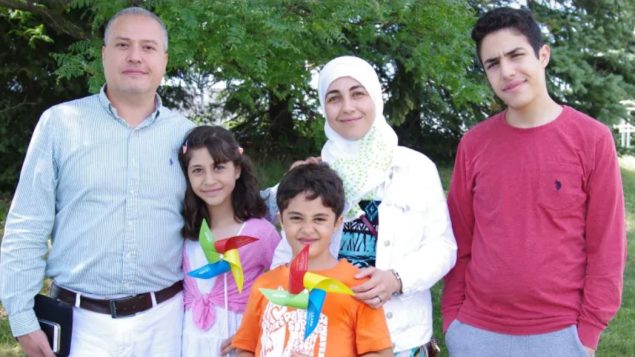 محمّد الرز وزوجته سمر المصري الشالاتي وأولادهما الثلاثة/Melanie Ferrier/CBC/هيئة الإذاعة الكنديّة