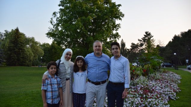 الدكتور محمّد فائز الرز الاختصاصي في الهندسة الطبيّة الحيويّة مع زوجته وأولاده/تقدمة محمّد فائز الرز