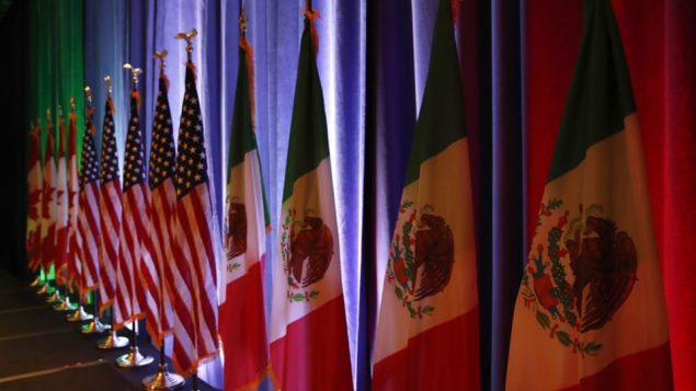 أعلام الدول الأعضاء في اتّفاق نافتا للتبادل الحرّ، كندا والولايات المتّحدة والمكسيك/Jacquelyn Martin/AP